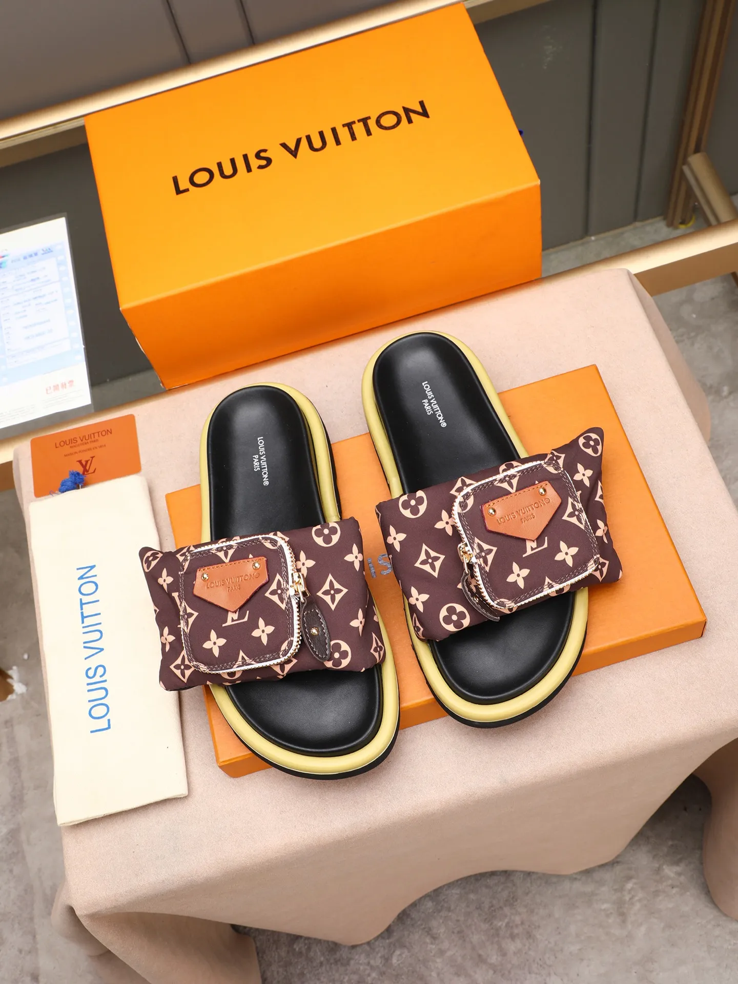 PP400 couple model with drawer box [LOUIS VUITTON] Louis Vuitton, the latest LV official website printed wallet and men's and women's slippers🔥🔥🔥 are now on the market. The drawer box is packed with cloth bags and cards. The upper pattern looks very soft and waxy, and it is a super versatile leg slimming tool. Fabric: Imported denim/down silk cotton embossed, official website pattern printing, lining: water-dyed sheepskin down filling, comfortable to wear, feet: high elastic PU water table. Sole: foam sole, heel height: about 5cm. Size 35-46, 35, 45 and 46 are custom-made and cannot be returned or exchanged. Color: multiple colors available.